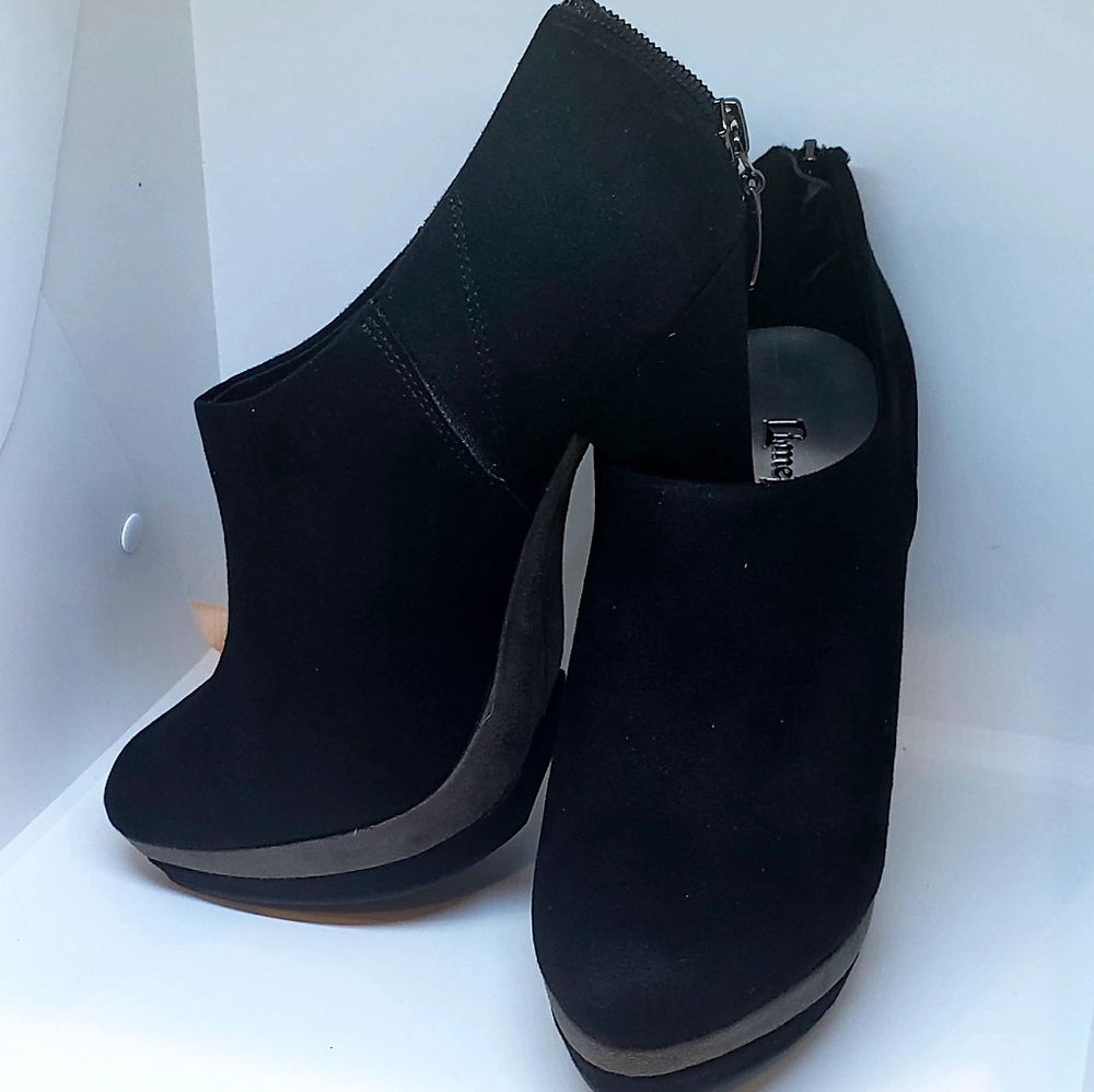 NIB size 9 black & gray faux suede platform bootie